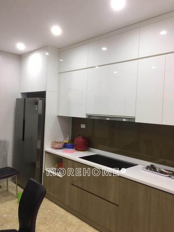 Lựa chọn cho phòng bếp mẫu kính ốp cường lực hiện đại, tiện lợi với sắc nâu trầm vừa tinh tế lại cao cấp.